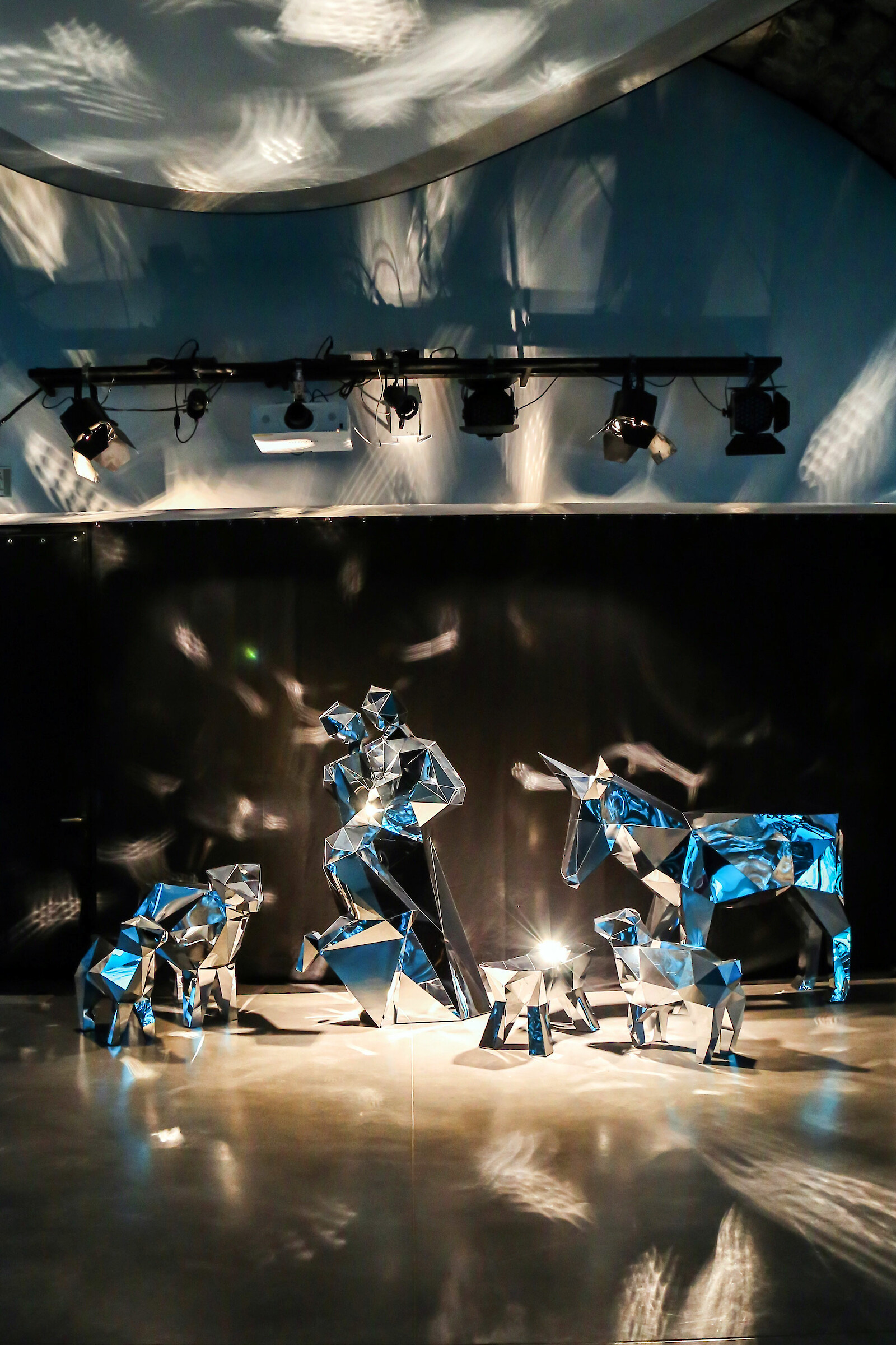 Life-size nativity scene made of art mirror (2019). Photo: Fiona Knecht.