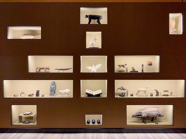 Ausstellungsansicht «IL SARCOFAGO DI SPITZMAUS E ALTRI TESORI» von Wes Anderson und Juman Malouf. Fondazione Prada. Milano 2019.