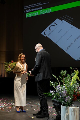 Preisträgerin Emma Scala mit Mathis Füssler vom Schweizerischen Werkbund.